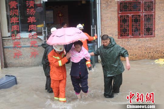 贵州34个乡镇遭特大暴雨袭击 贵阳拉响红色预警