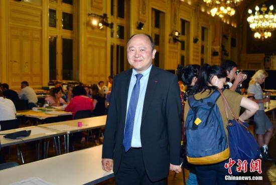 当地时间6月11日晚，在结束的法国议会选举第一轮投票中，首次参选的巴黎华裔市议员、巴黎十三区副区长陈文雄以大幅领先优势顺利挺进第二轮。中新社记者 龙剑武 摄