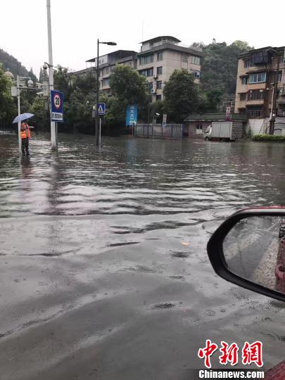 图为贵阳市局地积水严重。