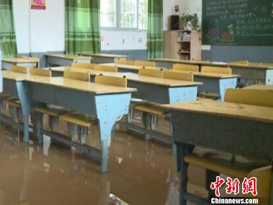 “操场水深大约70公分和教室、餐厅、学生宿舍一楼被淹了大约40公分左右。”浦城官司路小心小学校长戴培军说到现场情况。 邵强 摄