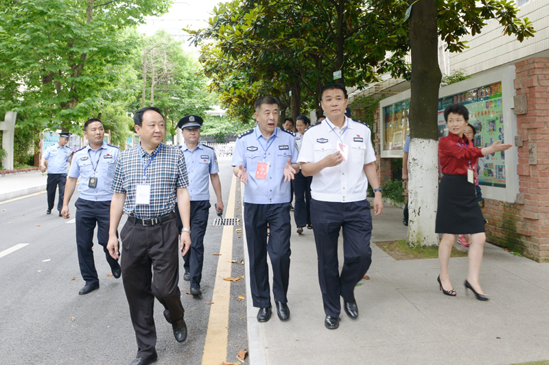 温贵钦同志深入贵阳市考点巡视高考安全保卫工作