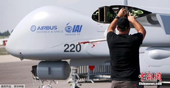 2016年德国柏林国际航空航天展览会。工作人员正在对空客生产的“苍鹭”无人机进行调整。