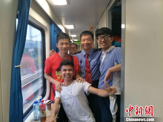 Z230\/1次列车助力新疆内高班考生顺利返疆|列