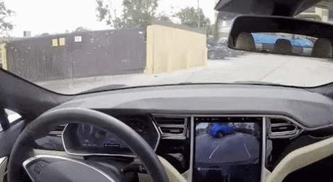 （上图：特斯拉Autopilot功能演示）