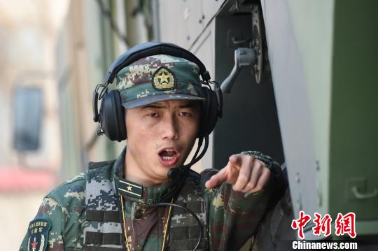 指挥号手精心操作。 陈双维 摄