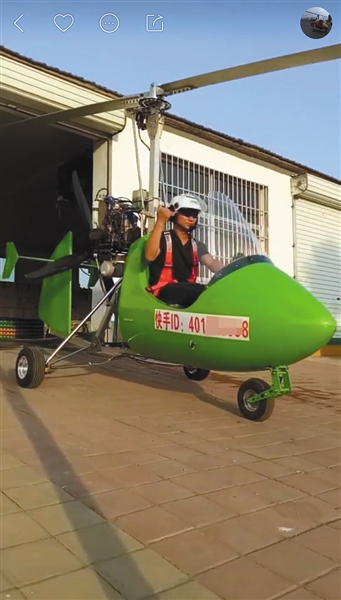 “飞天少将”展示的旋翼机，全身绿色，发动机裸露在外，机身还标有快手ID。