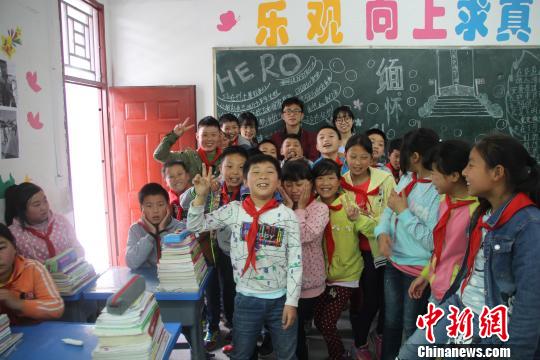 志愿者和山区孩子们 受访者供图