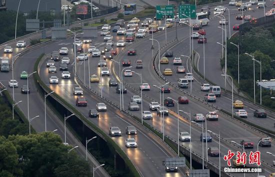 资料图：行驶在高速公路上的汽车。泱波 摄