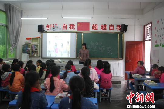 法学研究生为孩子们进行法制宣讲 受访者供图