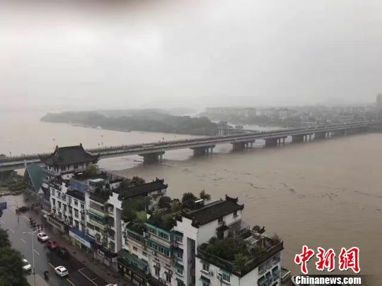 从高处俯拍暴雨下的兰江 市民提供 摄