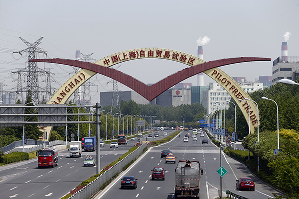位于上海市浦东新区杨高北路上的中国（上海）自由贸易试验区大门。   赵昀 澎湃资料图