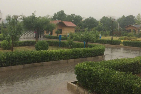 今天早晨，门头沟气象局附近出现降雨，路面湿滑。（图片来源：气象北京）