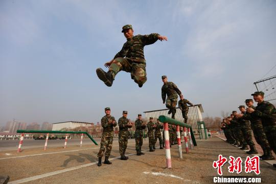 尹东进行400米障碍训练。 许家子 摄