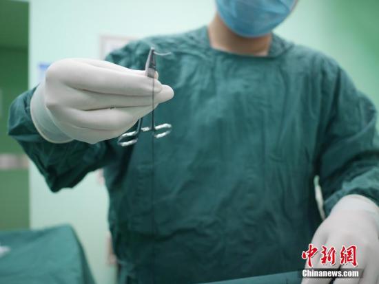 “穿针引钱”,这样的精细活儿,王宁做起来游刃有余。 苍雁 摄