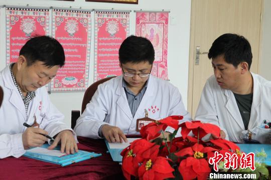 图为青海福利慈善医院医生讨论患者病情。 张海雯 摄