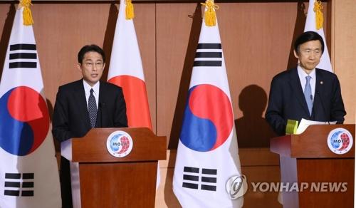 资料图片：2015年12月28日，在位于首尔钟路区的外交部大楼，韩国外长尹炳世（右）和日本外相岸田文雄举办联合记者会发布签署慰安妇协议的消息。（图片来源：韩联社）