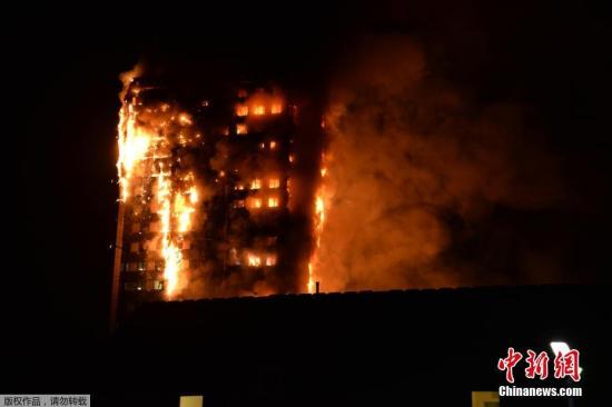 当地时间6月14日凌晨，伦敦西部一栋20余层的公寓大楼发生大火，整幢大楼火势汹涌。