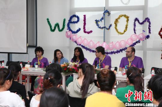 6月14日,在甘肃省妇幼保健院十七楼阳光活动室内,来自美国的“洋专家”正在与医院“妈咪课堂”中的准妈妈们一起分享“无痛分娩”为产妇所带来的裨益。这也是“无痛分娩中国行”首次走进甘肃。 田健 摄