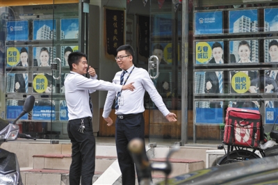 6月12日，方庄，一房屋中介公司门店外，中介人员在聊天。新京报记者 王嘉宁 摄
