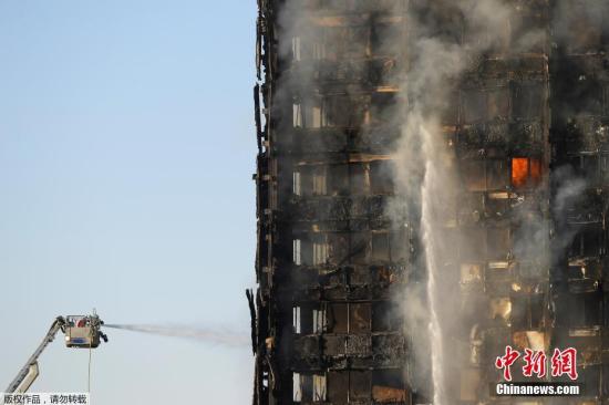 当地时间6月14日凌晨，伦敦西部一栋20余层的公寓大楼发生大火。