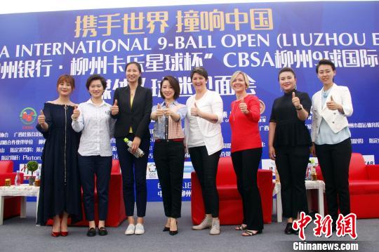 参加见面会的球员们合影“比赞”。 朱柳融 摄