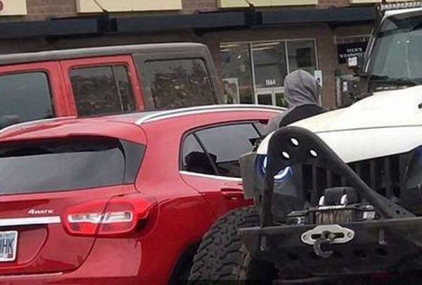 一辆奔驰占了两个车位,两辆越野的做法引路人称赞