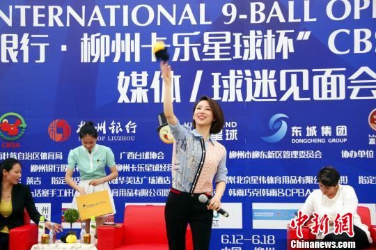 潘晓婷给球迷送出签名吉祥物。 朱柳融 摄