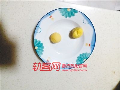 鸡蛋黄当乒乓球打 是买到仿真蛋了吗?|鸡蛋黄|