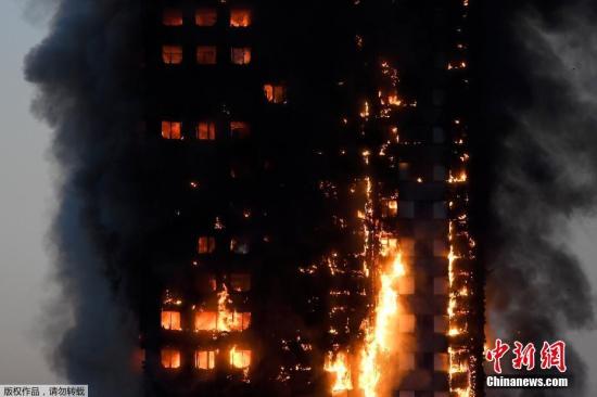 当地时间6月14日凌晨，伦敦西部一栋20余层的公寓大楼发生大火，图为整幢大楼火势汹涌。