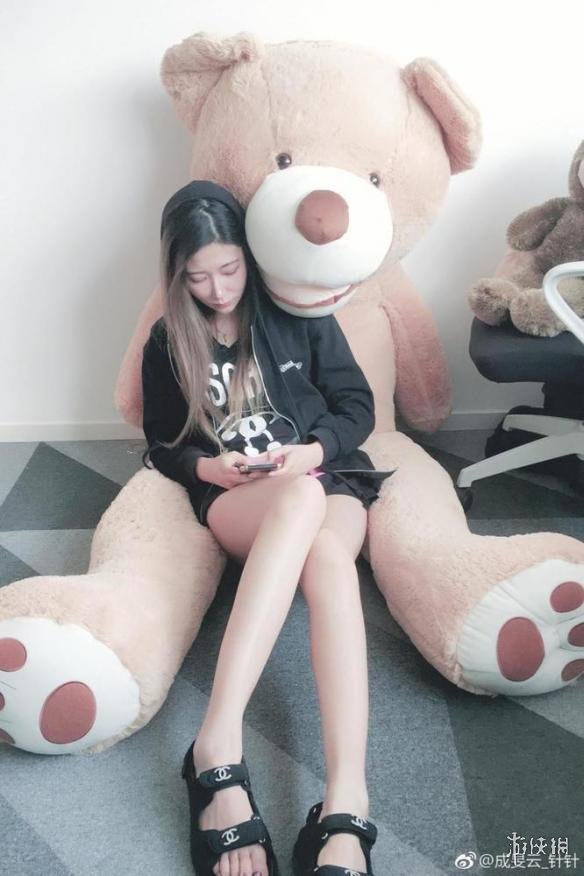 斗鱼“电竞第一腿”宣布合同到期 就等王思聪放话了