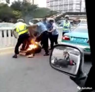 灭火救人，交警蜀黍们也是急了眼！