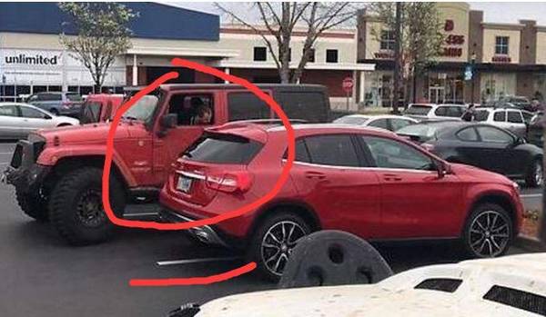 一辆奔驰占了两个车位,两辆越野的做法引路人称赞