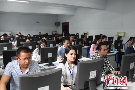 图为青海省2017年高考阅卷现场。 张海雯 摄