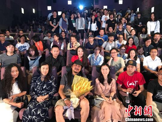 电影主创与影迷合影。 魏尧 摄