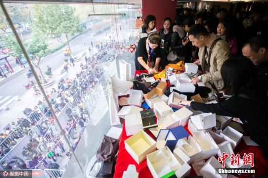 资料图:杭州一商场甩卖奢侈品,民众排队疯狂抢购。锐图 摄 图片来源:视觉中国