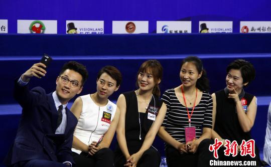 球迷与中国队选手合照。 朱柳融 摄
