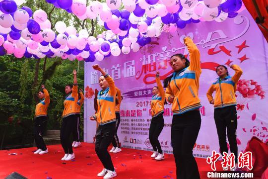 图为相亲现场文艺表演助力活跃气氛。 赵江梅 摄