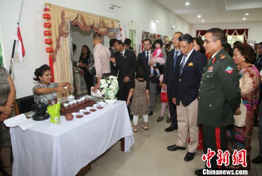 图为陆军指挥与参谋学院校长德文德拉?巴哈杜尔在了解中国茶艺。 张晨翼 摄