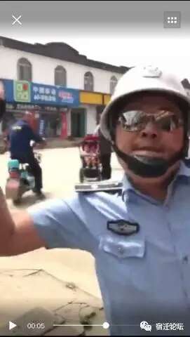 城管队员一掌打落了拍摄者手机。(视频截图)