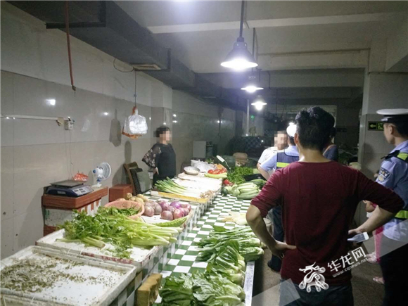 民警对双方的矛盾进行调解。沙坪坝警方供图 华龙网发