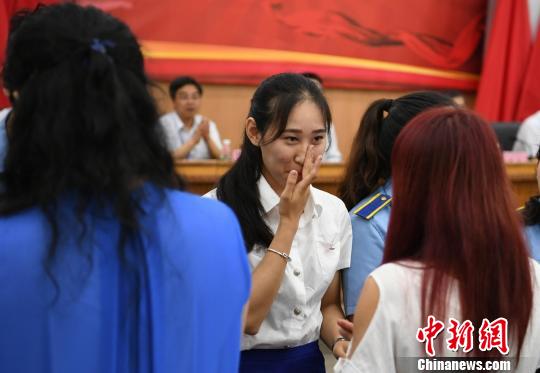 毕业生与母亲交谈时落泪。 杨华峰 摄