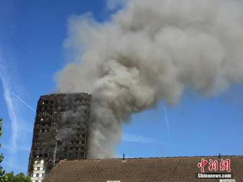 图1 当地时间6月14日凌晨,伦敦西部一栋20余层的公寓大楼发生大火,约200名消防员和数十辆消防车前往灭火,火灾现场浓烟滚滚。