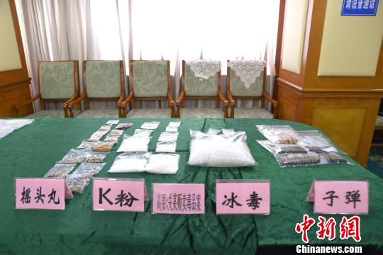 肇庆警方展示缴获的毒品。 肇公宣 摄