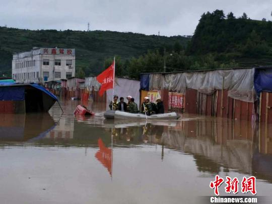 图为当地消防救援人员转移被困群众。　赵久川　摄