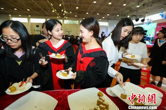 图为当日毕业典礼。 朱春佳 摄