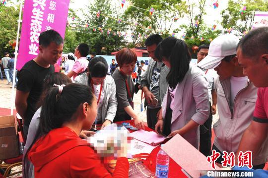 图为前来相亲的男女排成长队报名。 赵江梅 摄