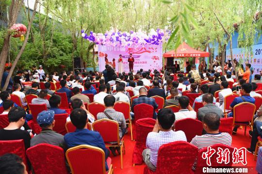 图为相亲现场座无虚席。 赵江梅 摄