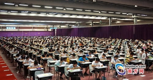 香港中文大学(深圳)举行英文小组讨论+中英文