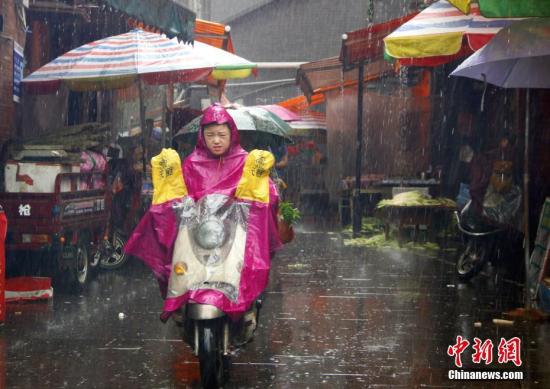 6月16日,广西柳州市遭暴雨侵袭,民众在雨中出行。<a target=\'_blank\' href=\'http://www.chinanews.com/\'>中新社</a>记者 朱柳融 摄