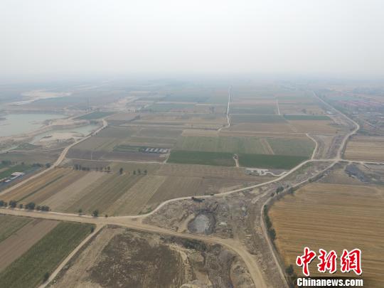 航拍事故现场，可以看到涉事两辆罐车还停在污水坑旁　张帆　摄